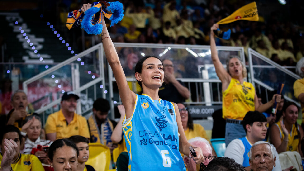 Aficionada en la grada con su bufanda