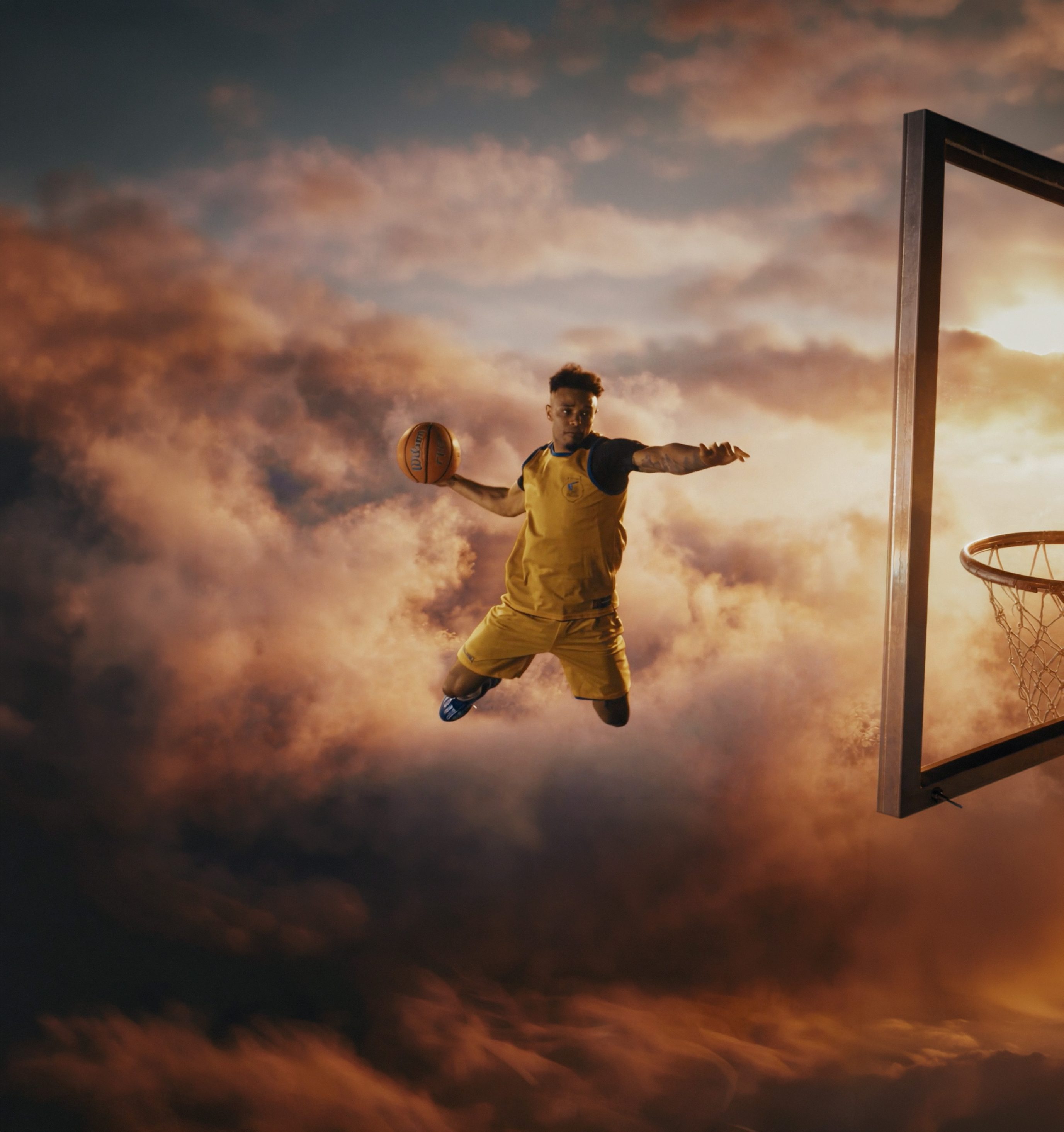 Jugador del Club Baloncesto Gran Canaria machacando el aro entre las nubes