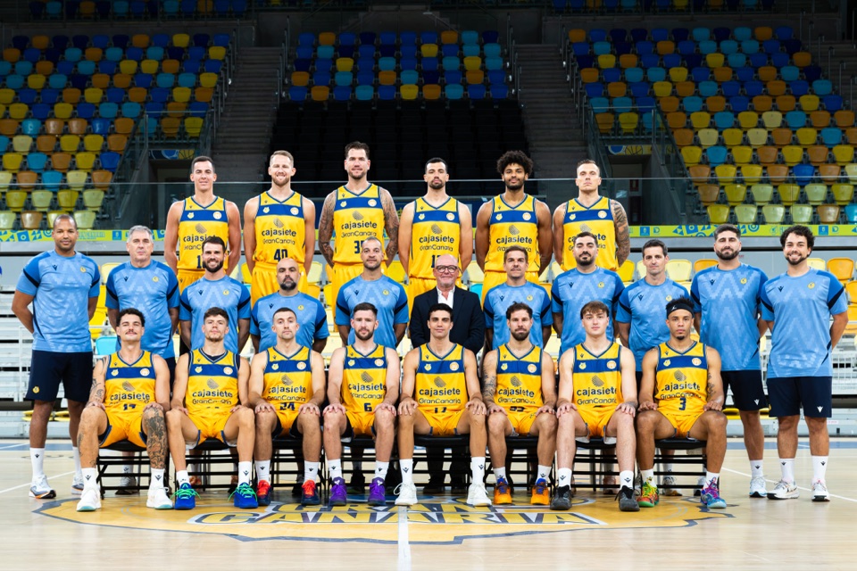 Foto oficial de la plantilla y el cuerpo técnico 2026-2027