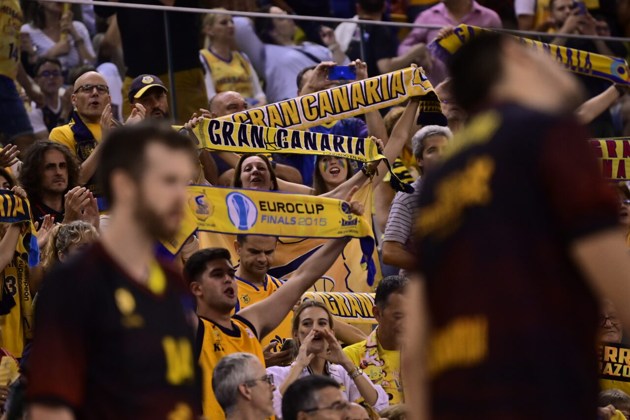Aficionados del Gran Canaria celebran con bufandas en la final de la Eurocup.