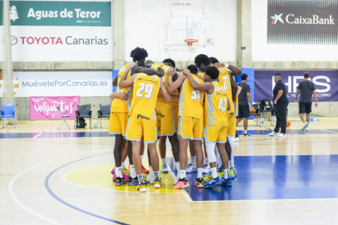 Jugadores del Gran Canaria en un círculo, motivándose antes del partido.
