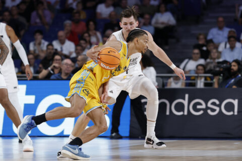 Juego de baloncesto entre el Dreamland Gran Canaria y otro equipo, con acción en la cancha.