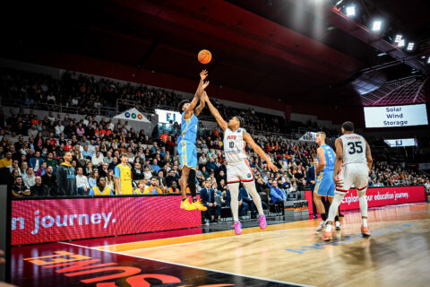 Braian Angola lanza a canasta en el partido ante Le Mans Sarthe Basket.