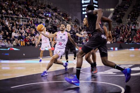 Imagen de Cassius Robertson en el partido de Granada.