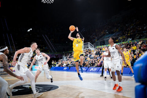 Imagen de Kassius Robertson en acción ofensiva.
