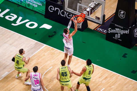 Nico Brussino hundiendo el balón en el aro.