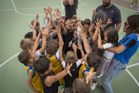 Varios niños y niñas disfrutan de la Liga Eduardo Polo en el Colegio Claret.