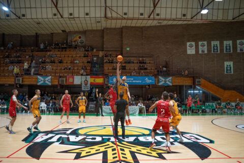 Salto inicial en el Pabellón del Parque.