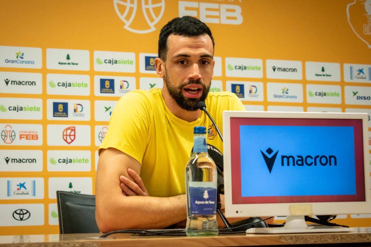 Imagen de Pierre Pelos en rueda de prensa. 
